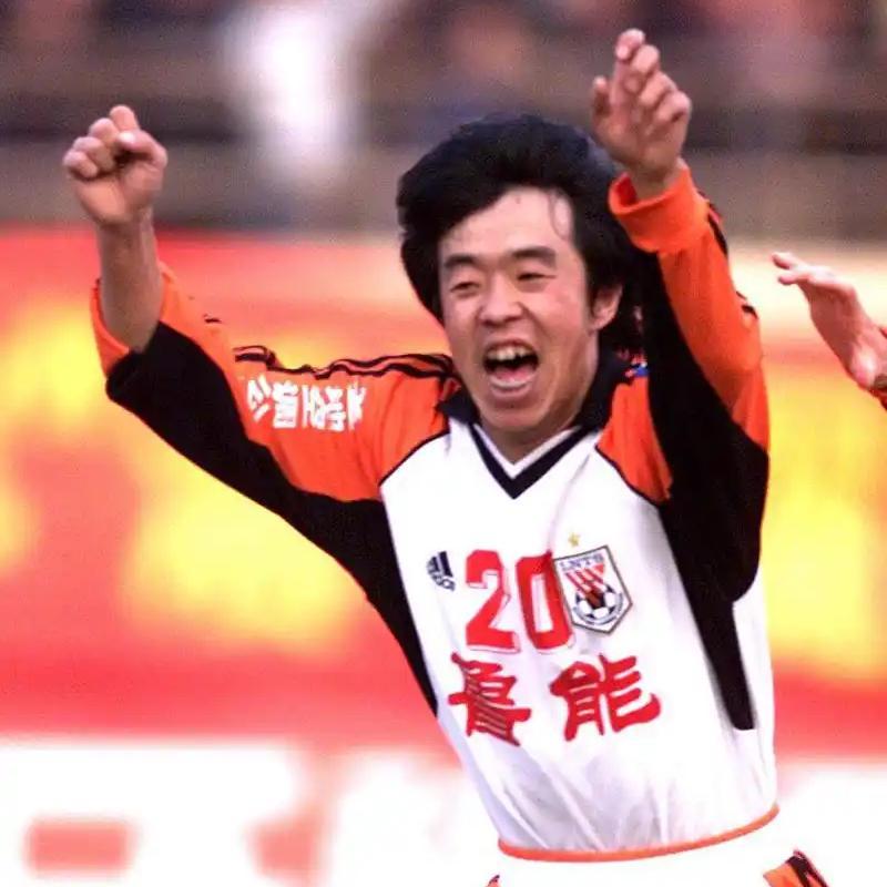 九游下载-山东泰山32年队史，9名射手奉献19顶帽子，哪一顶最璀璨夺目？